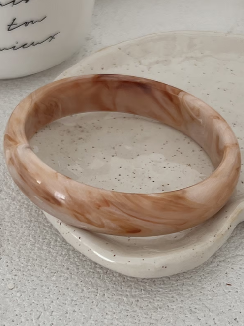 Bracelet large en résine style marbre